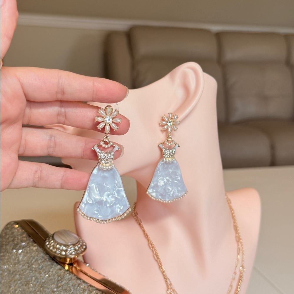 ⚜️ Elegant Blue Dress-Shaped Earrings - Picture 4 of 10